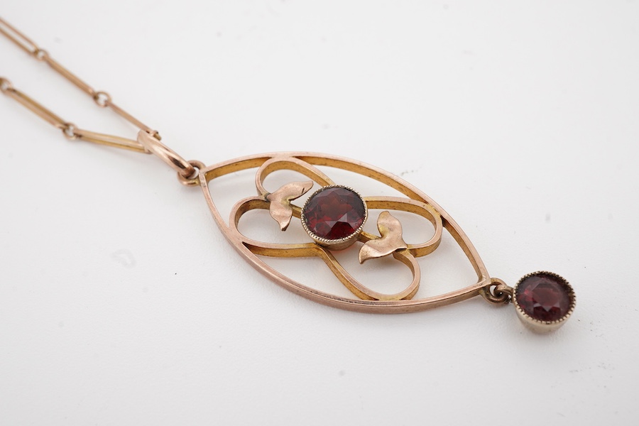 An Edwardian garnet necklace, early 20th century